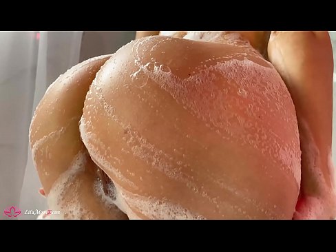 ❤️ Brunette Masturbates Pussy b'vibratur għal orga intens fid-doċċa ❤ Sess f'mt.doujin-sexy.ru ☑